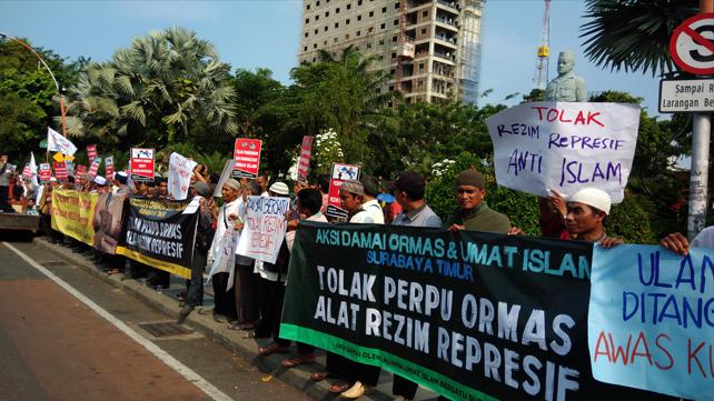  Alumni Fakultas Hukum se-Surabaya Tolak Perppu Ormas di Grahadi