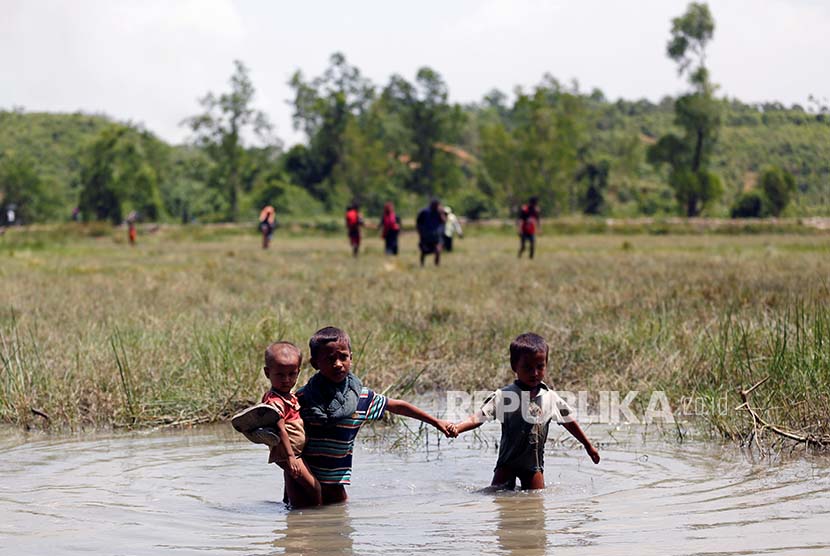  Ribuan Muslim Rohingya Lari ke Perbatasan Bangladesh