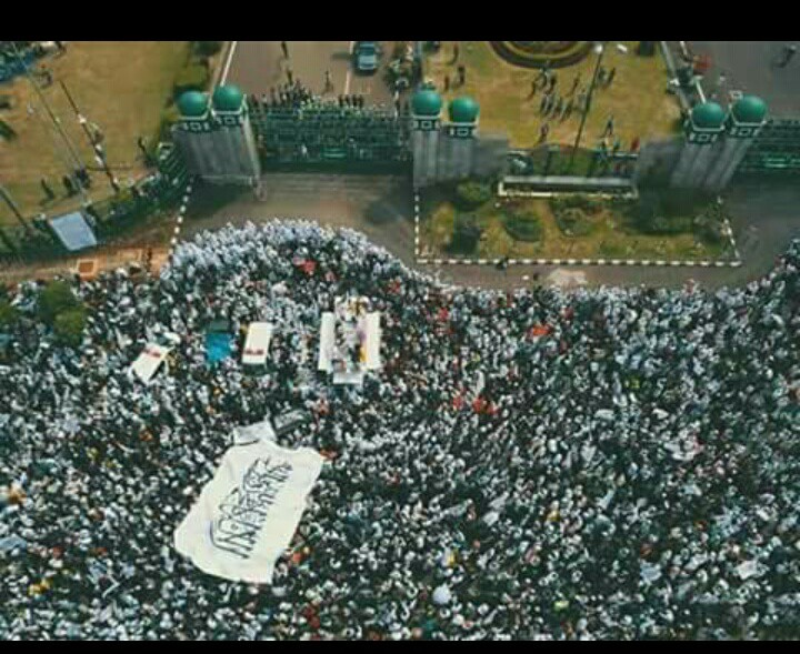  Massa Aksi 299 Kibarkan Bendera Raksasa Sambil Serukan Khilafah