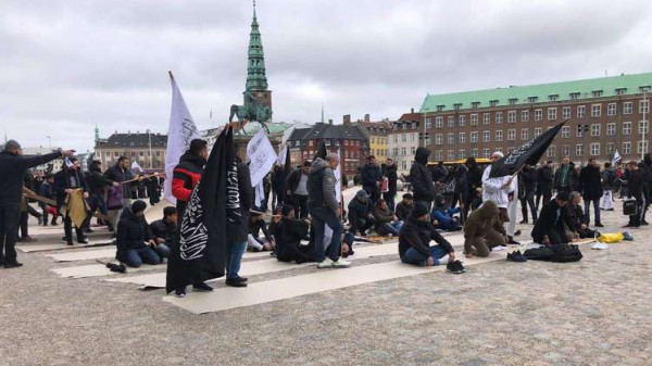  Di Depan Kaum Muslim, Ekstrimis Denmark Membakar Al-Qur’an Yang Dibungkus Daging Babi