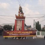 Gelar Spanduk di Pertigaan Pasar Induk Bareng Jombang.