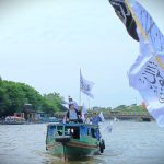 Bendera Liwa dan Roya membelah Sungai Martapura